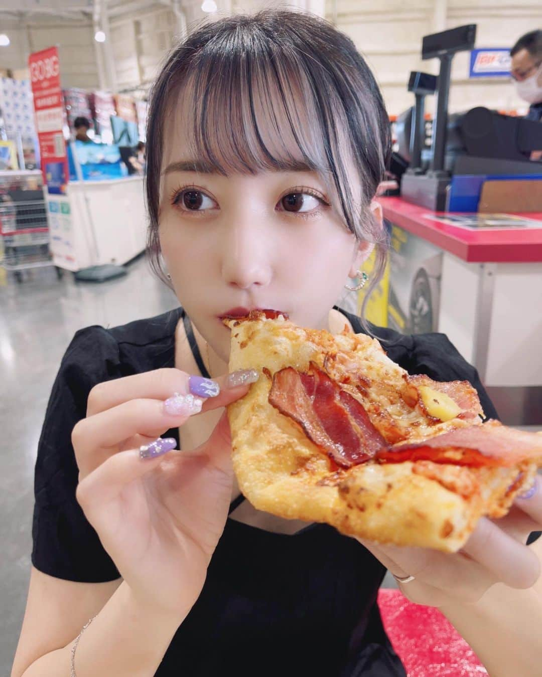 みつきのインスタグラム：「. . パイナップルのピザがすき🍕🎶 おっきくて食べるの大変だったけど美味しくて幸せ🥺🫶🏻✨ . . . . .」