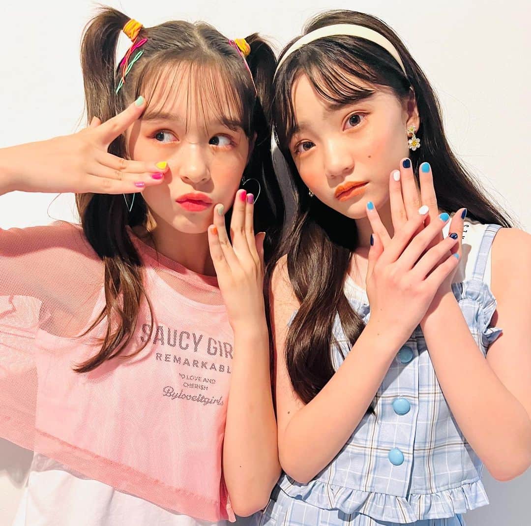 ニコ☆プチのインスタグラム：「💅💖  スターコンビの2人で 今話題の"はがせるジェルネイル"やってみたよ😳✨🌈  スティックでぬって、 LEDで固めるだけだからとってもかんたんなの🥰 なのにめちゃかわ〜〜‼︎😭💗 オフするときはぺりっとはがすだけ🫶🏻  夏休みにおすすめ＾＾❕  @charmstick.sevenbeauty  #チャームスティックジェル #ジェルネイル #夏ネイル #ネイル #星名ハルハ #星乃あんな #ニコプチ #夏休み #小学生 #小学生ネイル #中学生 #セルフネイル」