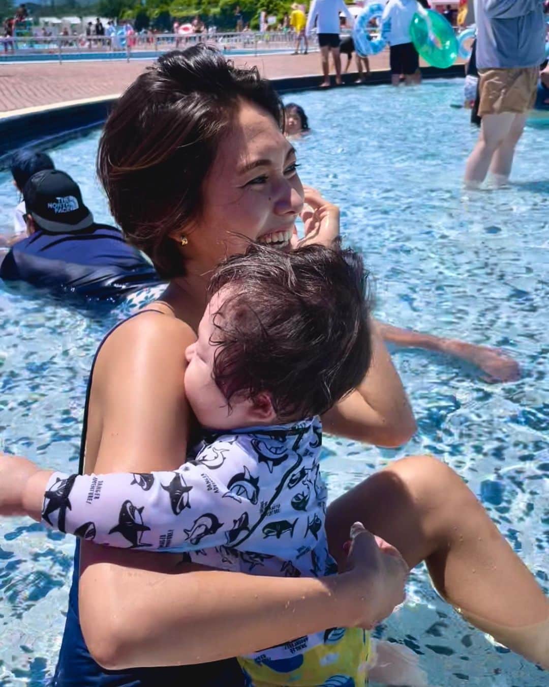 のインスタグラム：「プーーーール!!⛱  ちびっこプール 抱っこして近づくにつれ 何かを感じ取ったのかソワソワしだし プールにお座りしたら いやー！と くっついてきた🤪  #何が怖かったのかしら #くっついてくるのがまた可愛いのよ」