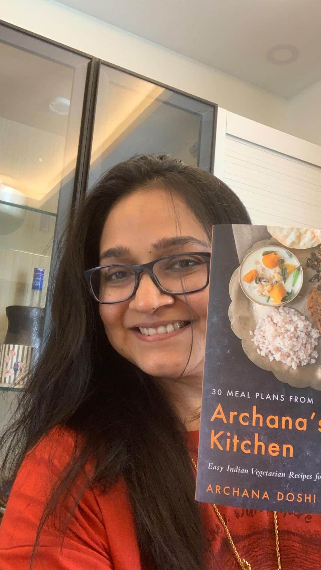 Archana's Kitchenのインスタグラム：「Super excited to share the launch of my first cookbook - ✨30 Meal Plans From Archanas Kitchen ✨  It’s available on Amazon and across all bookstores in india. And a kindle version too. Hope you find this book of meal planning useful and becomes a bible at home for everyday cooking ideas.   Do share the book with friends and family and gift it too them too. ❤️  Thanks hina @funfoodandfrolic for launching the book live with me. It truly means a lot ❤️🙏🏻.   The link is there in my bio to shop the book @archanaskitchen   #bookstagram #book #cookbook #bookme #recipes #mealprep #mealplan #foodcoma #archanaskitchen #portioncontrol」