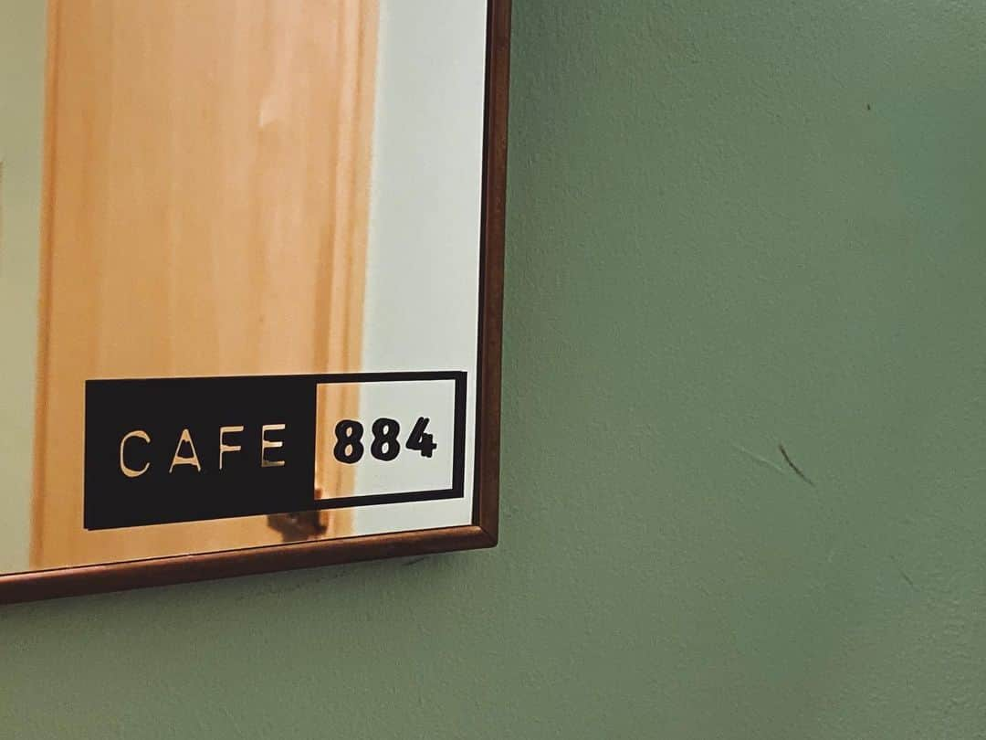 momo8631さんのインスタグラム写真 - (momo8631Instagram)「やっと行けた！Cafe 884🥰 魔法のような美味しさのハヤシライスと 季節の桃のパフェを🍑 テンチョーとひろえさんにもお会いできて とてもハッピーでした🥰 帰りにESORA BEKERYと KAMIN Coffeeにも寄って♪ MINIと行く初めての和歌山、大満喫な時間となりました🚙 ...... #cafe884 #frtg」7月30日 16時33分 - momo8631