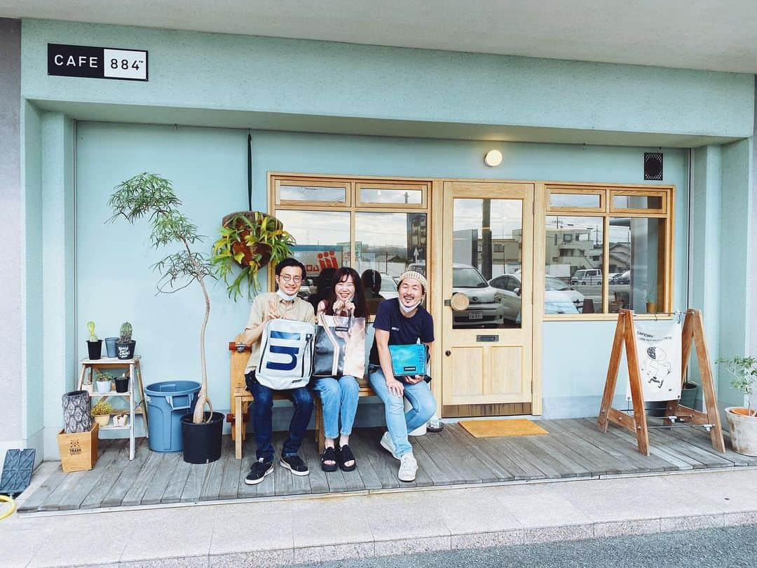 momo8631さんのインスタグラム写真 - (momo8631Instagram)「やっと行けた！Cafe 884🥰 魔法のような美味しさのハヤシライスと 季節の桃のパフェを🍑 テンチョーとひろえさんにもお会いできて とてもハッピーでした🥰 帰りにESORA BEKERYと KAMIN Coffeeにも寄って♪ MINIと行く初めての和歌山、大満喫な時間となりました🚙 ...... #cafe884 #frtg」7月30日 16時33分 - momo8631