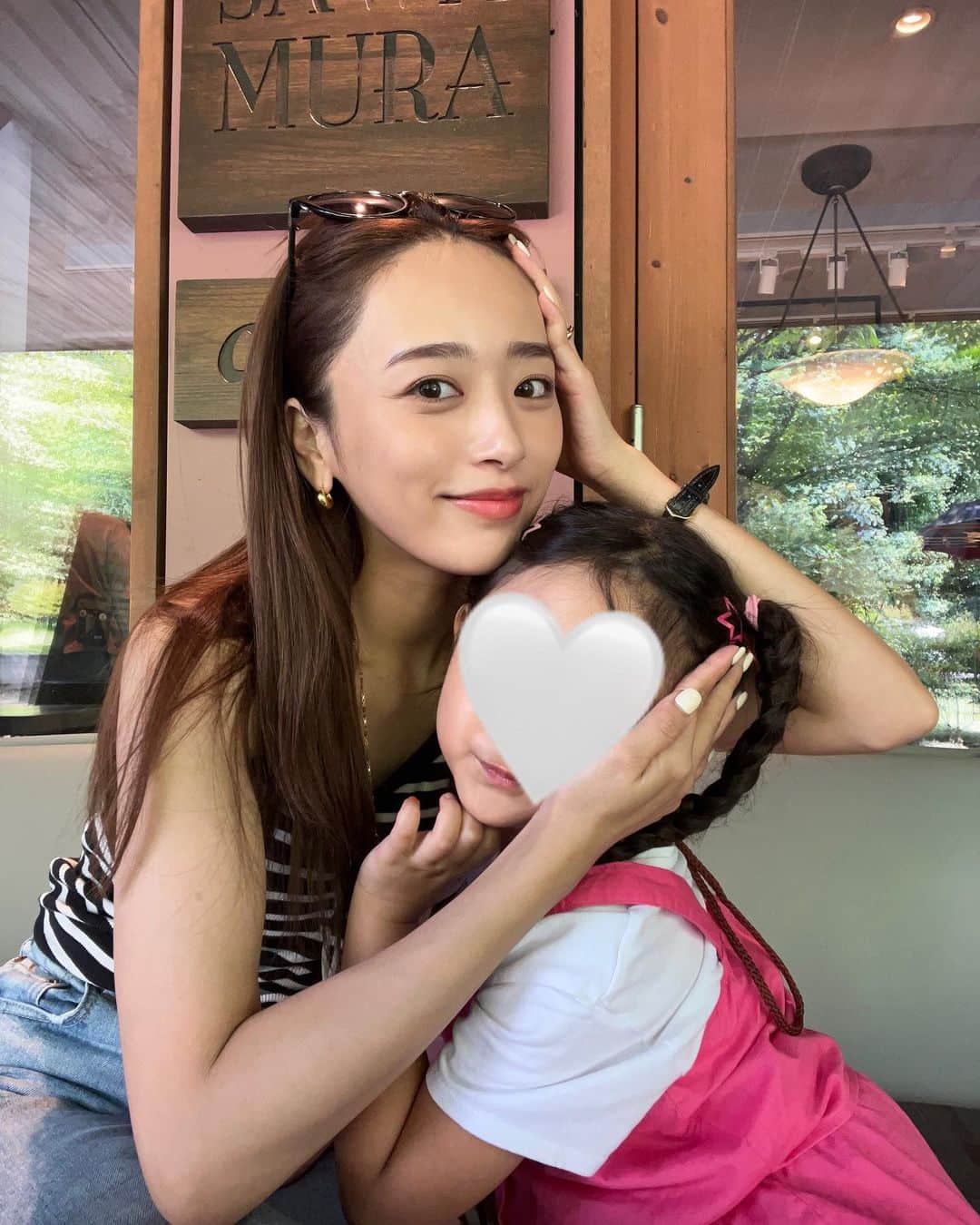 近藤千尋のインスタグラム：「みなさん、 休日はいかがお過ごしですか☺️💕 こちら、姉妹喧嘩15回目くらいです☺️ (少ない方。笑)  今日も暑いので、 たくさん水分摂りましょう！😢  もう友達みたいな五歳の娘🥹 全部ママの真似するし 喋り方も仕草も走り方も…笑  寝顔はいつまでも赤ちゃんだけど しっかりしてて頼れる長女☺️💕 (私より既にしっかりしている)  いつも一緒にイヤイヤ期2歳の次女を 子育てしてくれてありがとうね❤️笑 私より👧機嫌を取るのが上手。笑」