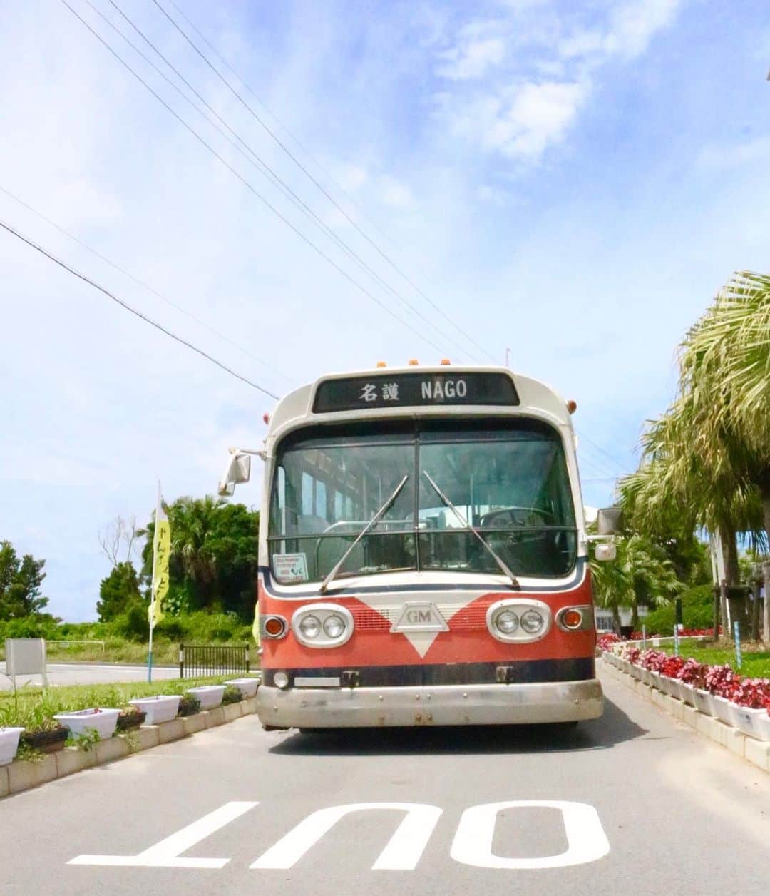 Kayoさんのインスタグラム写真 - (KayoInstagram)「ちむどんどん🚌 ・ ・ 5月に見た、朝ドラのロケで使われた左ハンドルのバス。 7月30日は沖縄が右側通行から左側通行に変わった日だそうな。 いくらんの触り心地はレトロなバスの座席に似てるよ💜」7月30日 18時21分 - kayosaaku