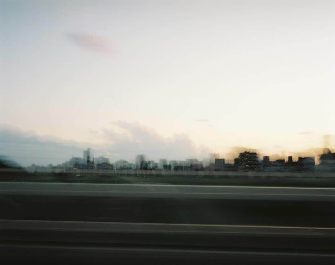 草彅剛さんのインスタグラム写真 - (草彅剛Instagram)「夏の夕方。一番好きかも。 ブレてる写真も好きかも #マキナ67  #フィルムカメラ」7月30日 18時28分 - tsuyoshikusanagi_official