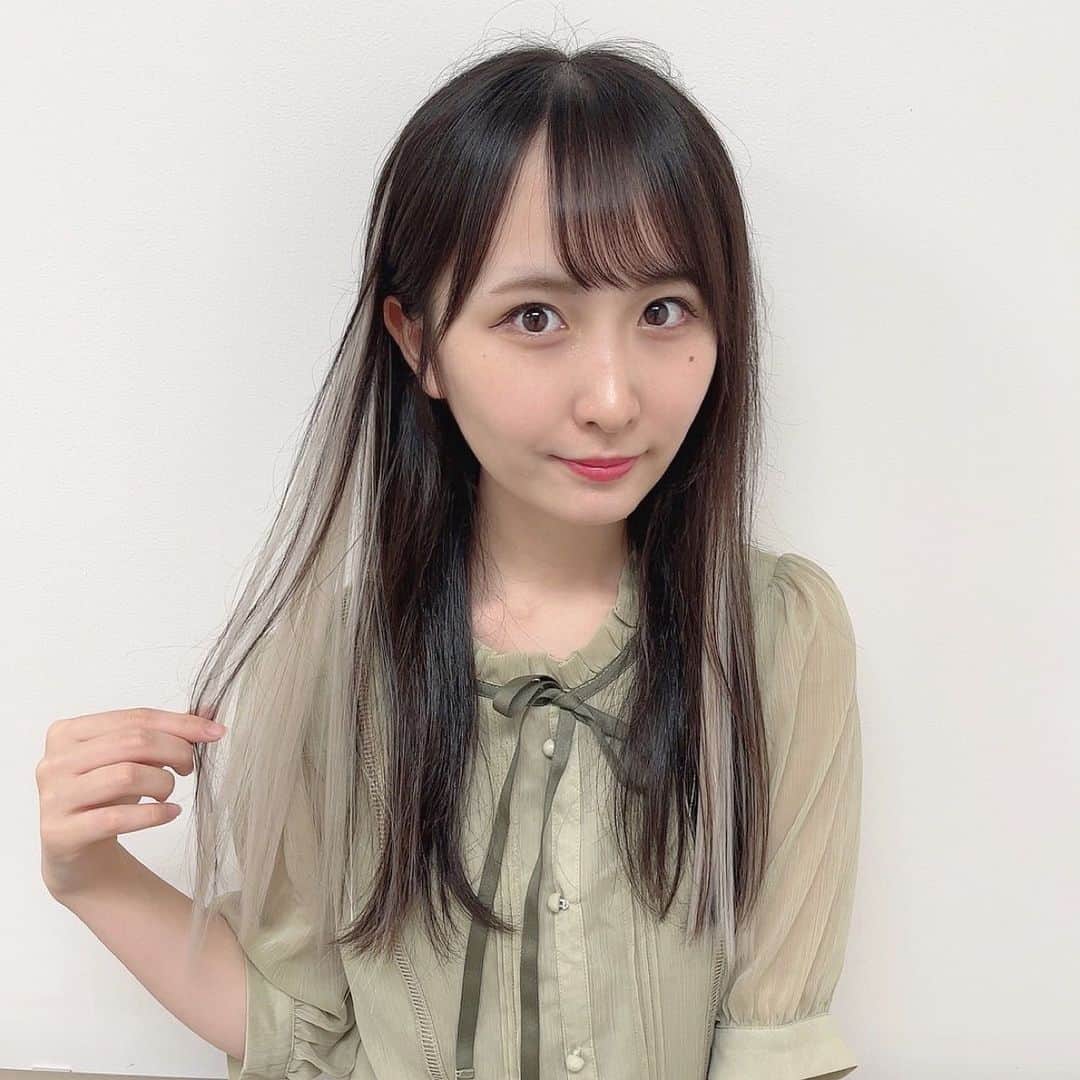 山邊歩夢のインスタグラム：「☁️☁️☁️ * * ホワイトグレージュのエクステ つけてみたんですけどどうですか？ * * #エクステ #ホワイトグレージュ」