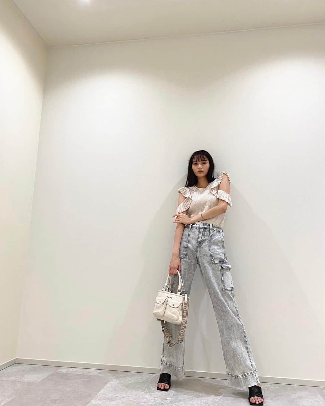 加藤栞のインスタグラム：「私服  tops @sly_official  botom @hollisterco  bracelet @follifollie  sandals @staccato_id  bag @miumiu」