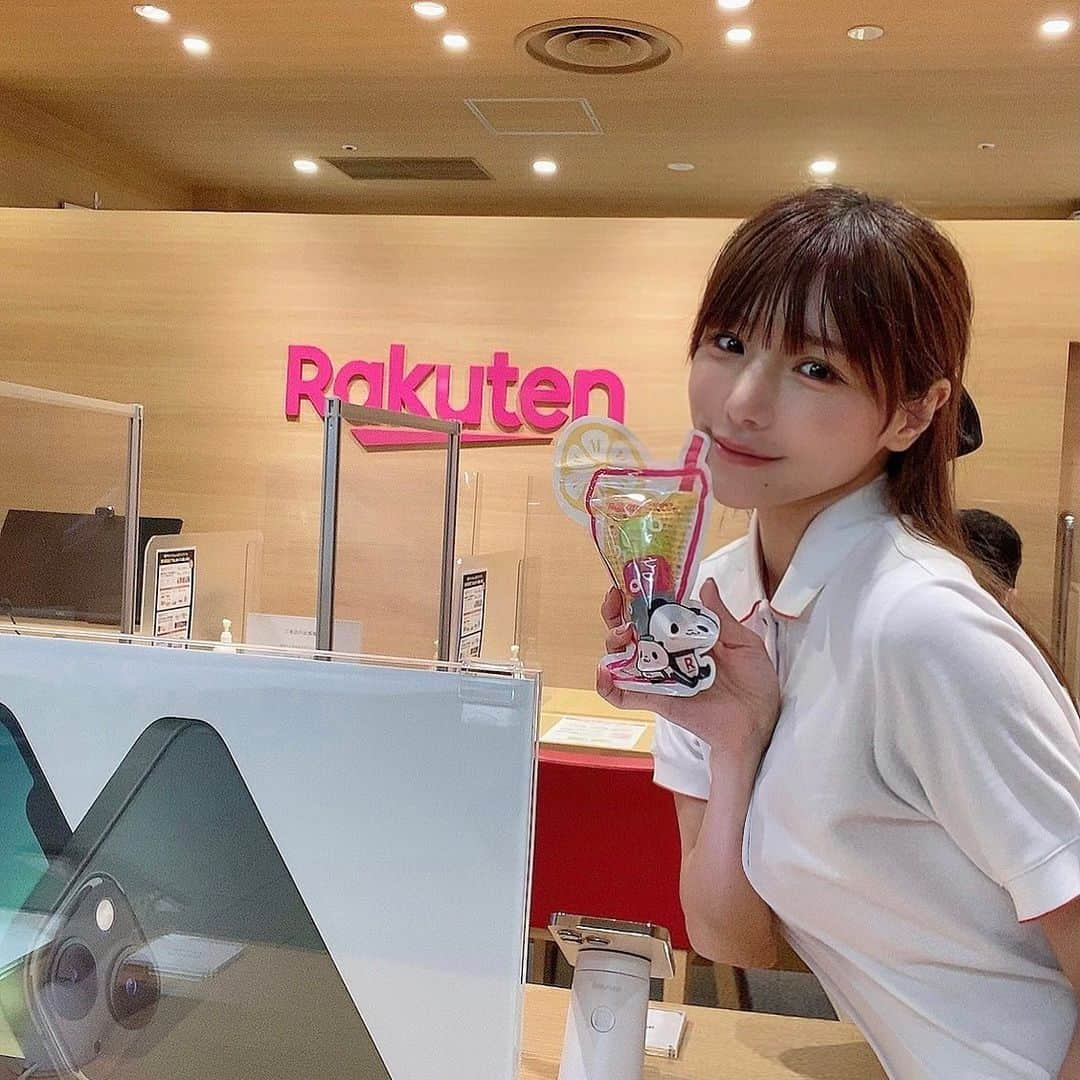 夏本あさみさんのインスタグラム写真 - (夏本あさみInstagram)「【PR】わたくし楽天モバイルを契約してみました🫡 CMでやってるのはずっと見てたけど本当に安い、、、！ もともと使ってるiPhoneでそのまま契約したんやけど、電波も安定してるしなんの不自由もなくって、、、 今までの携帯代の3分の1になりそうです🫢  #PR #楽天モバイル」7月30日 18時54分 - natsumotoasami