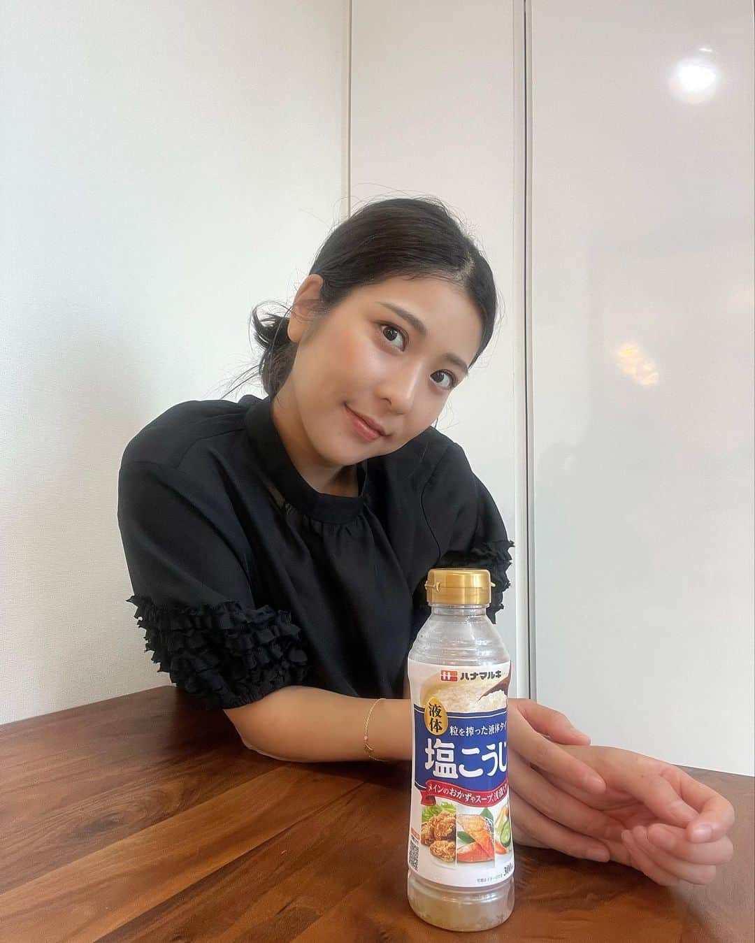 のインスタグラム：「私、結構料理するんです🙋‍♀️ 調味料の中でもよく使うのが"塩こうじ"✨ @hanamaruki_pr  オクラを茹でて漬けたり、胸肉に漬けて低温調理して鶏ハムにしたり よく作るのは唐揚げなんだけどいつもの調味料に塩麹を足すだけでめっちゃ柔らかくて美味しくなる🥹🤍  主婦の味方です🫶  #液体塩こうじ#ハナマルキ #ヘルシーご飯#健康食 #簡単調味料」