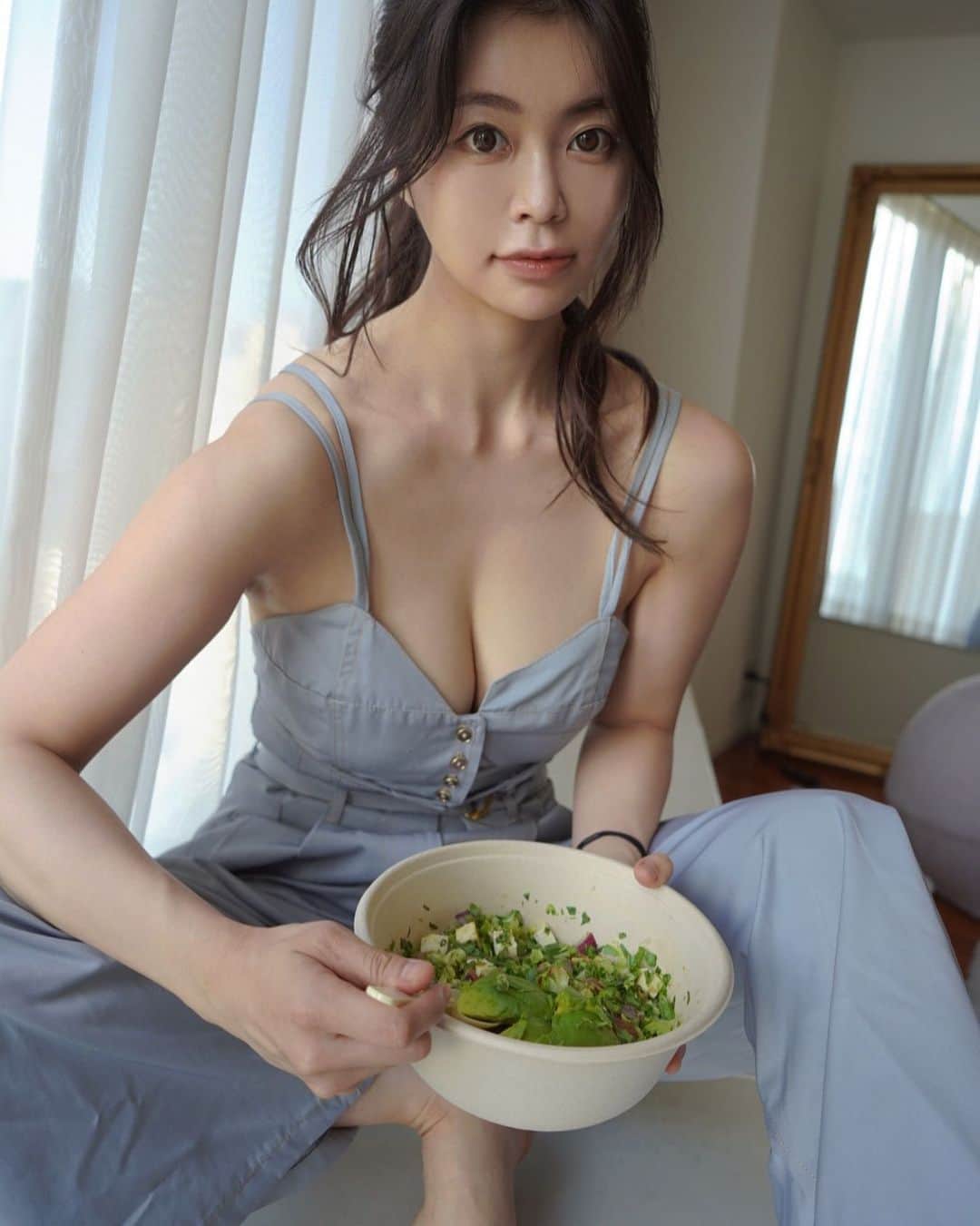 のインスタグラム：「筋トレも食事管理も、続けなければカラダは劣化するように、自分自身も、定期的にご機嫌をとって大切にしてあげなければ、心は枯れてしまう。  永遠や完全を求めて嘆くのではなく、自分も含めこの世の全ては変わりゆくもので不完全である、という現実を受け入れて、どう行動するかが大切だと思うのです。  私の自分のご機嫌のとり方は、美容とカラダに良いことをすること、あと海外でふ〜ん♪って自由に生きること🤣 みんなはどうやって自分のことを大切にしてる🙋‍♀️？💓  Nothing is permanent and perfect. And I like it because that makes our lives interesting💋 没有什么是永恒和完美的。我喜欢因为这样让我们的人生很有意思的💋  #筋トレ女子 #サラダ #沙拉 #健身女孩 #salad #fitnesswoman #crayme」