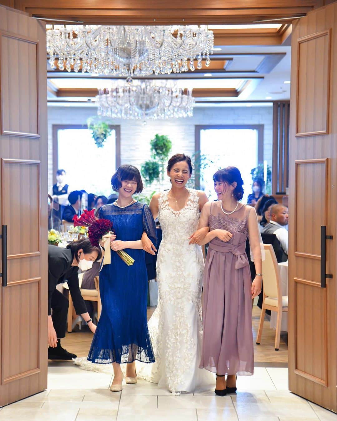 佐野千晃のインスタグラム：「やーっと結婚式の写真来た👰‍♀️  あーーーー楽しかったなぁーーーーーー  (2ヶ月ぐらい前なのに余韻)  #natural #healthy #good #gilrs #gilr #cool #cute #ooted #selfie #self #face #スポーツ女子 #結婚式 #ウェディング」