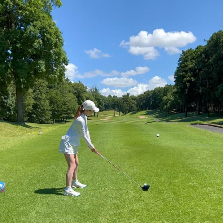 萩原菜乃花のインスタグラム：「麻倉ゴルフ倶楽部⛳️ 昨日は青ティーから🔵  いつも白でまわり慣れてるから 落とし所いつもと同じところ見てしまって難しかった😂  この時期は水筒と氷のう必須だねえ🧊  #ラウンド#麻倉ゴルフ倶楽部#スイング動画#ゴルフスイング#ドライバー#夏ゴルフ#ゴルフ#ゴルフ女子#ゴルフ男子#ゴルフウェア#ゴルフコーデ#白コーデ#ホワイトコーデ#アディダス#ずっとゴルフ」