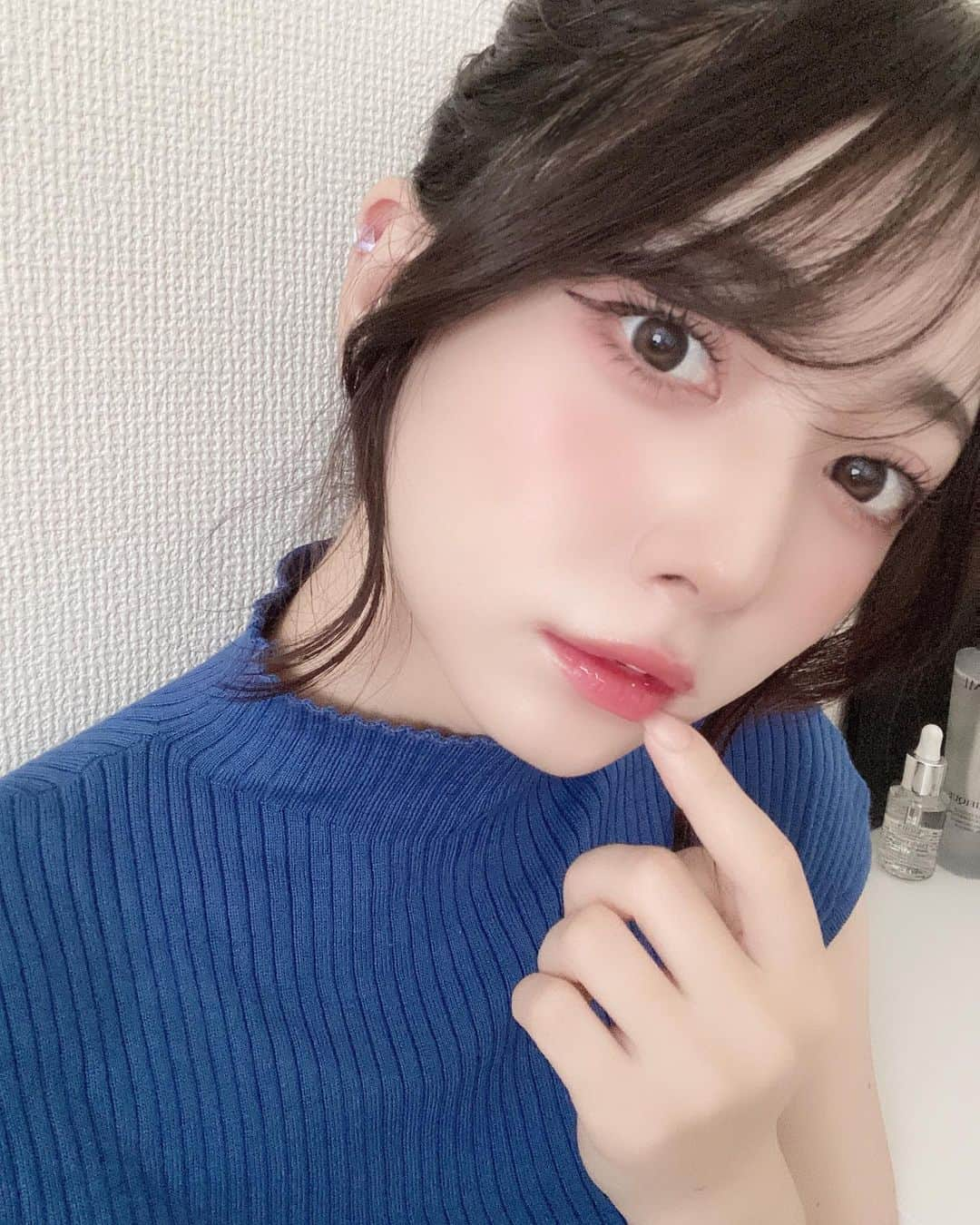 山口はのんのインスタグラム：「🦴〰️🧵💎💙🦋 . . . あおいの着ると肌白く見える ❤︎」