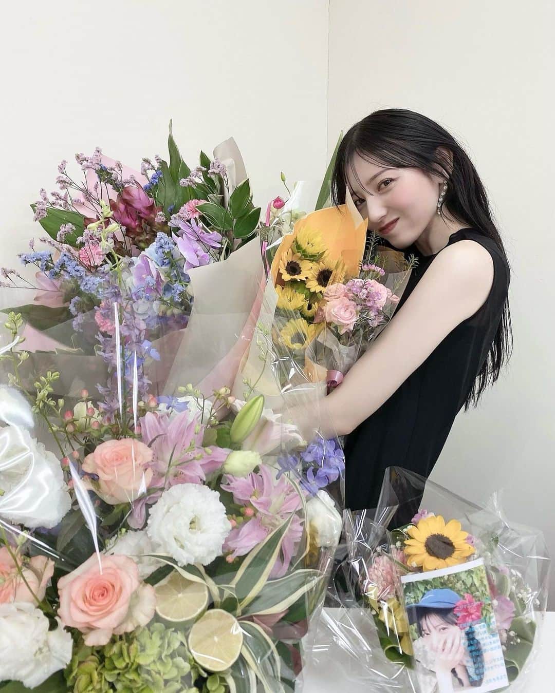 吉井美優のインスタグラム：「. 最後の写真集イベント 有難う御座いました 「 momentary 」 皆様にお届けできるまでに 長くお待たせしてしまったりと 色んな想いと愛が詰まった1冊を 沢山の方が手に取って一緒に喜んで下さって 本当に有り難く嬉しい気持ちで一杯です おめでとう お疲れ様 って お花をプレゼントしてくれて こんなにも愛してもらえてたこと これから最後って言葉が多くなる寂しさ 皆様の優しい温かい安心感 色んな想いが溢れてしまいました ‥  本当に有難う御座いました イベントは終わってしまいましたが これからも写真集を愛して下さったら 嬉しいです  💐✨」