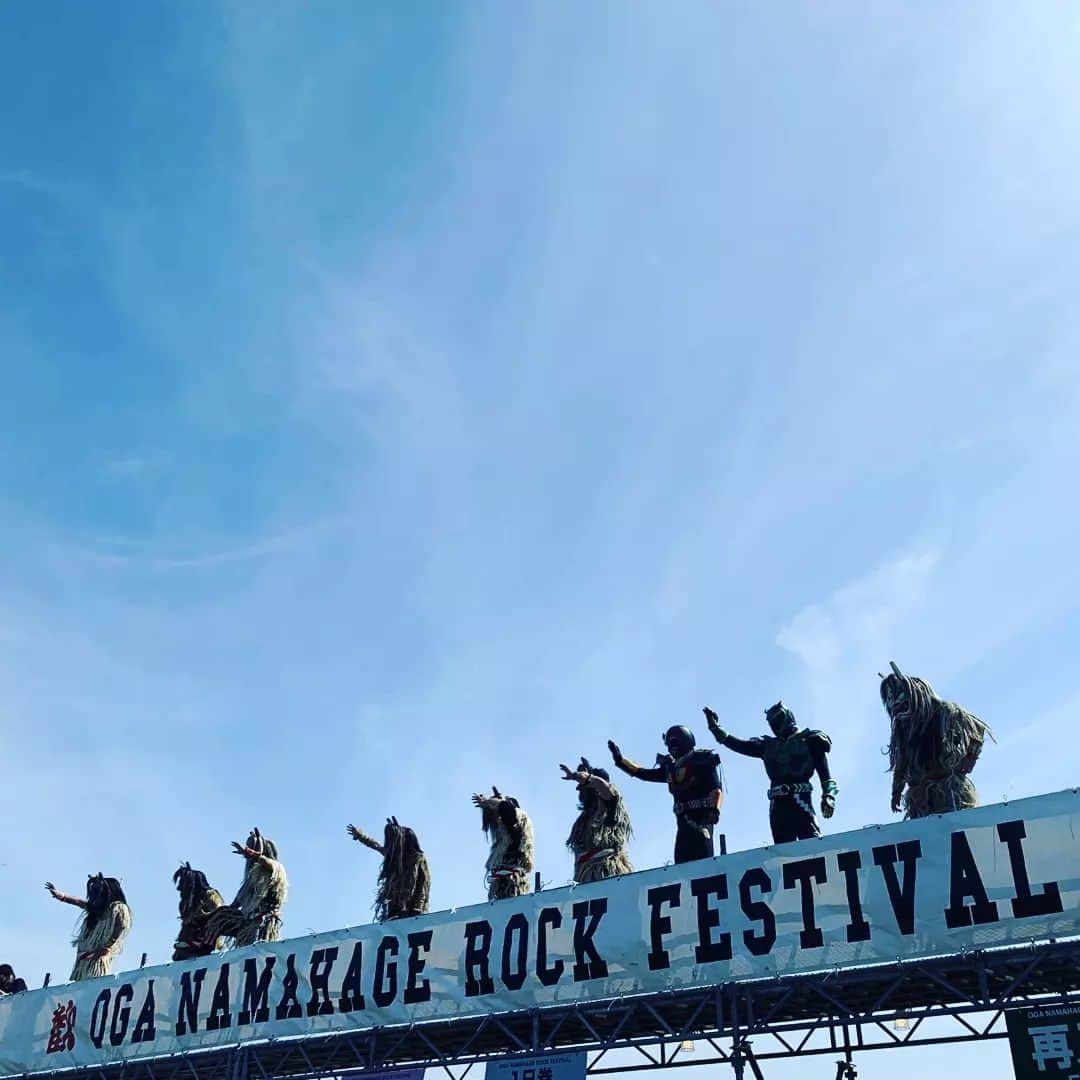 タクマ（コロナナモレモモ）さんのインスタグラム写真 - (タクマ（コロナナモレモモ）Instagram)「7/29 OGA NAMAHAGE ROCK FESTIVAL vol.11”  男鹿フェス盛り上がってましたよ。 3年ぶりの開催ですって。お見事。  写真はなんか叫んでますね。 「なんか叫んでてワロタ」ぐらいで見といてやってください。  ケータリングのおばあちゃん、タケノコおいしかったよ。「これ食べるかい？」ってくれたトマトもおいしかったよ。 ごちそうさまでした。 でも爆音でほとんど何言ってるか分かんなかったよ。ごめんね。  photo by  AyuMegadewi kubota  #コロナナモレモモ」7月30日 20時40分 - tatatatatatatat_mth2