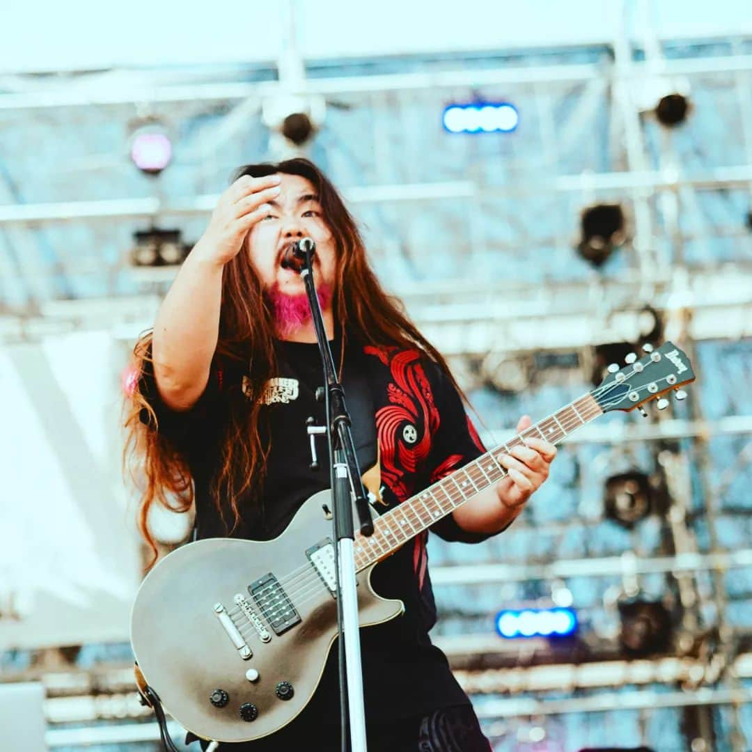 タクマ（コロナナモレモモ）さんのインスタグラム写真 - (タクマ（コロナナモレモモ）Instagram)「7/29 OGA NAMAHAGE ROCK FESTIVAL vol.11”  男鹿フェス盛り上がってましたよ。 3年ぶりの開催ですって。お見事。  写真はなんか叫んでますね。 「なんか叫んでてワロタ」ぐらいで見といてやってください。  ケータリングのおばあちゃん、タケノコおいしかったよ。「これ食べるかい？」ってくれたトマトもおいしかったよ。 ごちそうさまでした。 でも爆音でほとんど何言ってるか分かんなかったよ。ごめんね。  photo by  AyuMegadewi kubota  #コロナナモレモモ」7月30日 20時40分 - tatatatatatatat_mth2