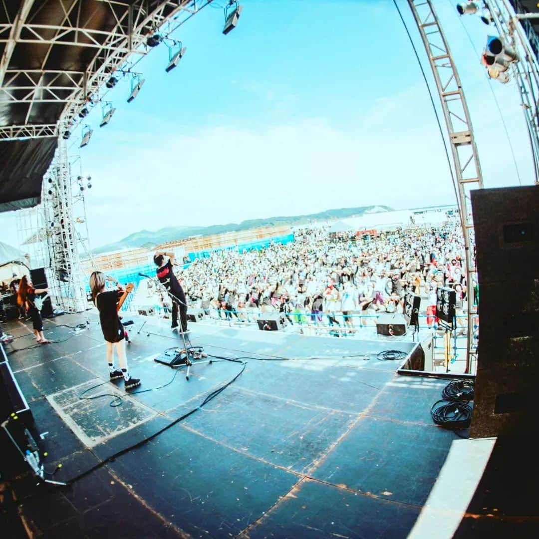 タクマ（コロナナモレモモ）さんのインスタグラム写真 - (タクマ（コロナナモレモモ）Instagram)「7/29 OGA NAMAHAGE ROCK FESTIVAL vol.11”  男鹿フェス盛り上がってましたよ。 3年ぶりの開催ですって。お見事。  写真はなんか叫んでますね。 「なんか叫んでてワロタ」ぐらいで見といてやってください。  ケータリングのおばあちゃん、タケノコおいしかったよ。「これ食べるかい？」ってくれたトマトもおいしかったよ。 ごちそうさまでした。 でも爆音でほとんど何言ってるか分かんなかったよ。ごめんね。  photo by  AyuMegadewi kubota  #コロナナモレモモ」7月30日 20時40分 - tatatatatatatat_mth2