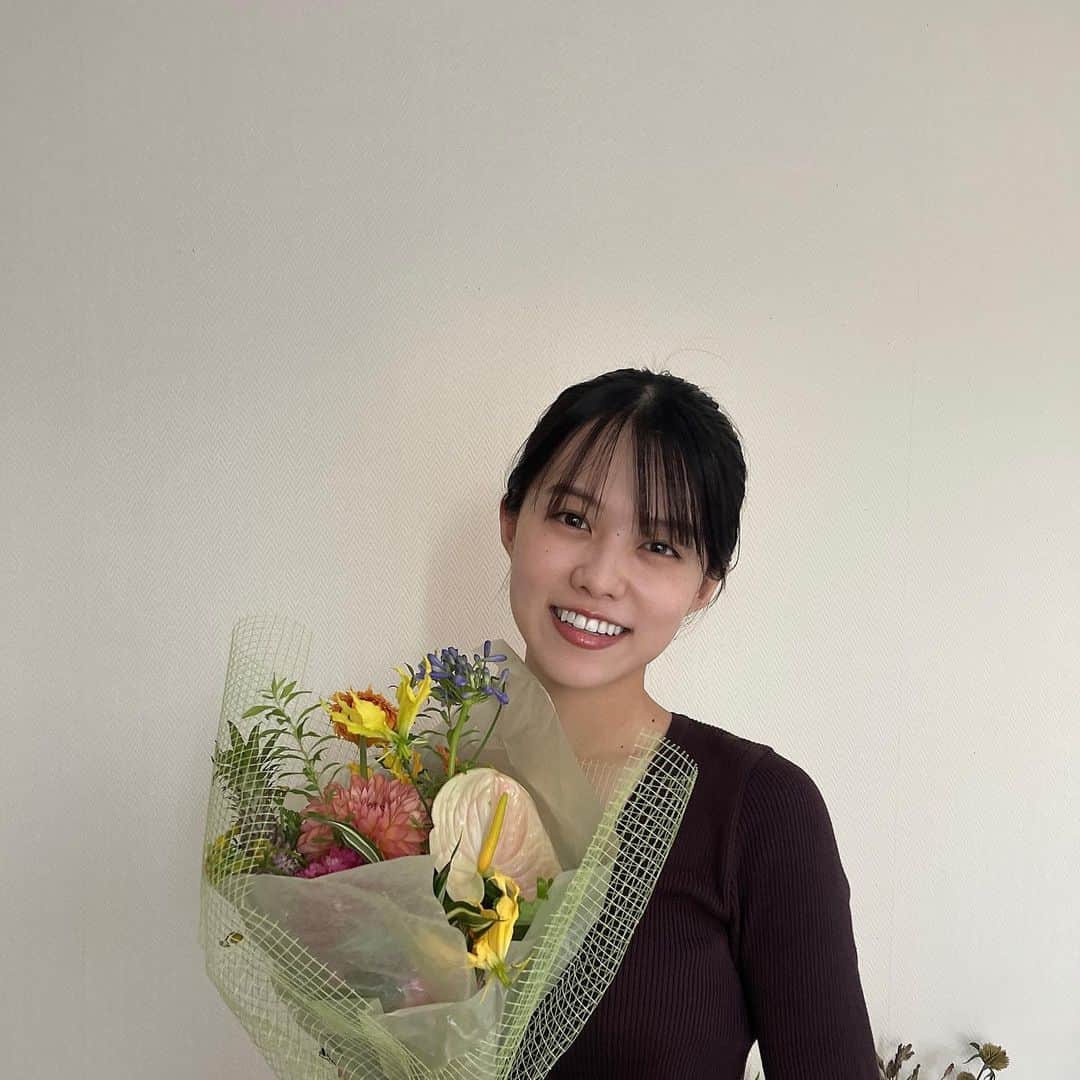 志田彩良のインスタグラム：「・ 昨日、とある撮影現場でお祝いして頂き 23歳最高のスタートを切る事が出来ました。 チームの皆様ありがとうございました💐🙇🏻‍♀️」