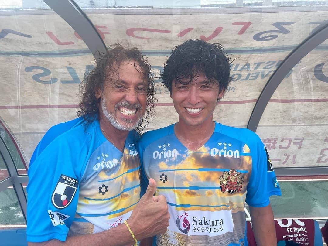 増嶋竜也のインスタグラム：「今日は沖縄で開催した酒豪秘伝スペシャル フレンドリーマッチに呼んでいただきました！  憧れていたラモスさんと同じピッチに立てたことに、ずっと興奮してました！  ラモスさんに「マス」って呼ばれた時は気絶しそうでした  引退してからいろんなイベントで子供の頃憧れて選手とサッカーができることに毎回感動しています  サッカー選手になれて本当によかった…  関係者のみなさんありがとうございました  #酒豪秘伝スペシャル フレンドリーマッチ  GK 石川研さん DF 小村徳男さん DF 中西永輔さん DF 中澤佑二さん DF 増嶋竜也さん MF 岩本テルさん MF ラモスさん 監督兼任 MF 千葉直樹さん MF 北澤豪さん FW GAKU-MCさん FW 玉田圭司さん FW 巻誠一郎さん FW 久保竜彦さん  豪華すぎない？😭  #fc琉球  #ラモス瑠偉」