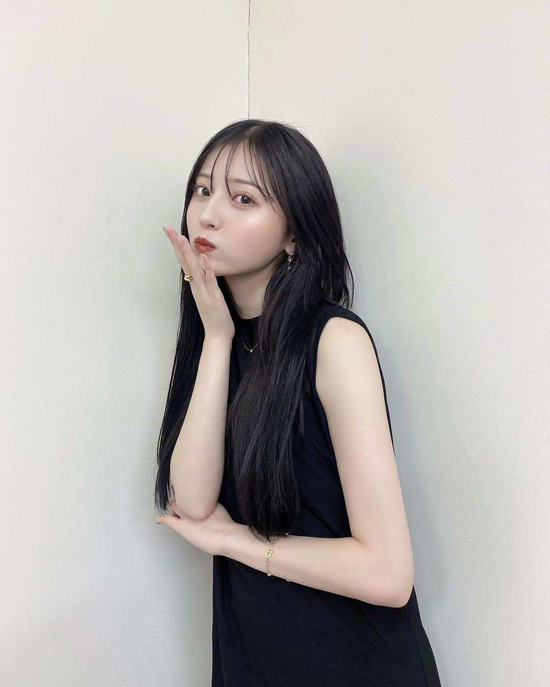 吉井美優のインスタグラム：「🧏🏻‍♀️🖤」