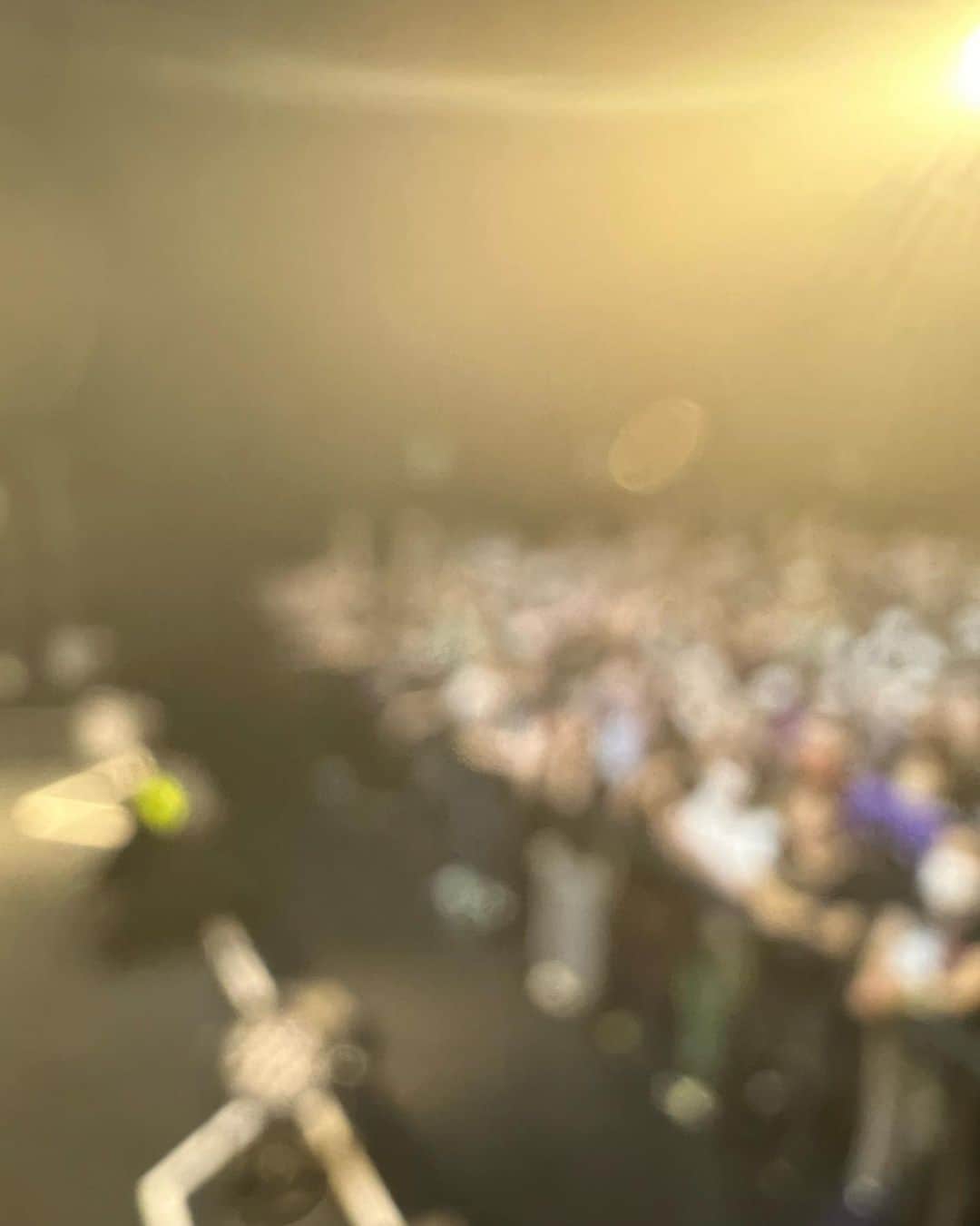 のインスタグラム：「#🎸   あら⁉️💦 全然ボケボケじゃねーか  ごめんね なんでだ⁉️  ライブは最高だったから ま、いっか‼️✌🏻🎉  7/30sat.  Zepp Diver City DAY1  BUCK-TICK TOUR 2022  FISH TANK ✖️ LOVE & MEDIA PORTABLE ONLY LIVE  #zeppdivercity #buckticktour2022  #櫻井敦司 #ヤガミトール #樋口豊 #星野英彦 #今井寿 #imaihisashi #guitar #bucktick #bt #peace #✌🏻 #🌈🌈🌈🌈🌈🌈🌈 #アブラカダブラ #ABRACADABRA #🔮🙏🏻 #御守り」