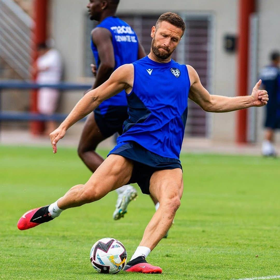 シュコドラン・ムスタフィさんのインスタグラム写真 - (シュコドラン・ムスタフィInstagram)「Finishing off an intense week 💪🏼⚽️ #SM」7月30日 21時10分 - shkodranmustafi