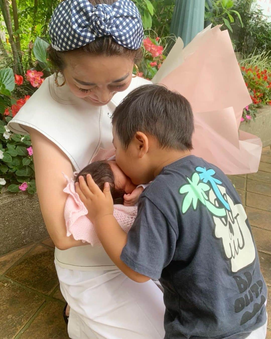 Mai Wakimizuのインスタグラム：「本日退院しました＼(^o^)／病院に迎えに来てくれた息子とのご対面、何回チュウするの？ってぐらいチュウのオンパレード！笑 おて手繋ぎたい、ヨシヨシしたい、と妹愛で溢れてた♡息子がどんな反応するのかドキドキしてたけど、しっかりお兄ちゃんしてくれて母感動でした（；＿；）産前から娘の名前を伝えていたので、妹のお名前は？の質問も完璧に答えてくれました♡ #生後5日目#新生児#女の子ベビー#babygirl#mamalife #2歳0ヶ月#2歳男の子#男の子ママ#女の子ママ#兄妹」