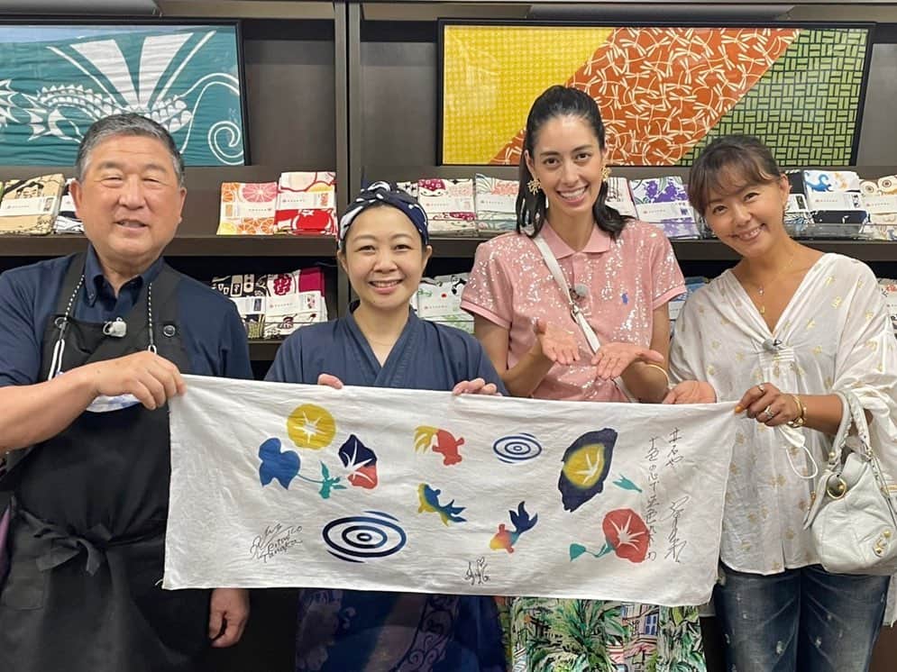 のインスタグラム：「マネージャーからのお知らせ📺  明日15:20-16:30 テレビ朝日 「路線バスで寄り道の旅」O.Aです🚌💨  ゲストは森泉さん✨ 天真爛漫なテレビのまんまの泉さんが とっても可愛かったです😆  港区育ちのお嬢様が生まれて初めて駄菓子屋さんや 「せんべろ」の立石…“下町巡り”の旅です👜 最後は浦安で飛びま〜す🧚🏻  ぜひ！ご覧くださいませ🚌🚌  今日はお久しぶりの番組収録でした！ またお知らせします！  #テレビ朝日 #路線バスで寄り道の旅 #バス旅 #徳光和夫#徳さん #田中律子#りっちゃん #森泉 さん #3人の共同作業#てぬぐい」