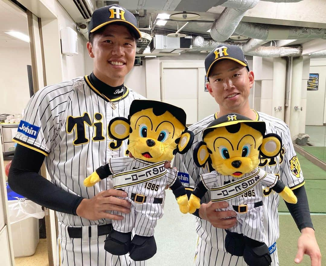 阪神タイガースさんのインスタグラム写真 - (阪神タイガースInstagram)「今日のヒーローは今季2勝目をあげた才木選手と、渋いタイムリーで同期入団の才木選手に先制点をプレゼントした糸原選手です！ #今日のヒーロー  #才木浩人 選手 #糸原健斗 選手 #阪神タイガース  #イチにカケル！」7月30日 21時58分 - hanshintigers_official