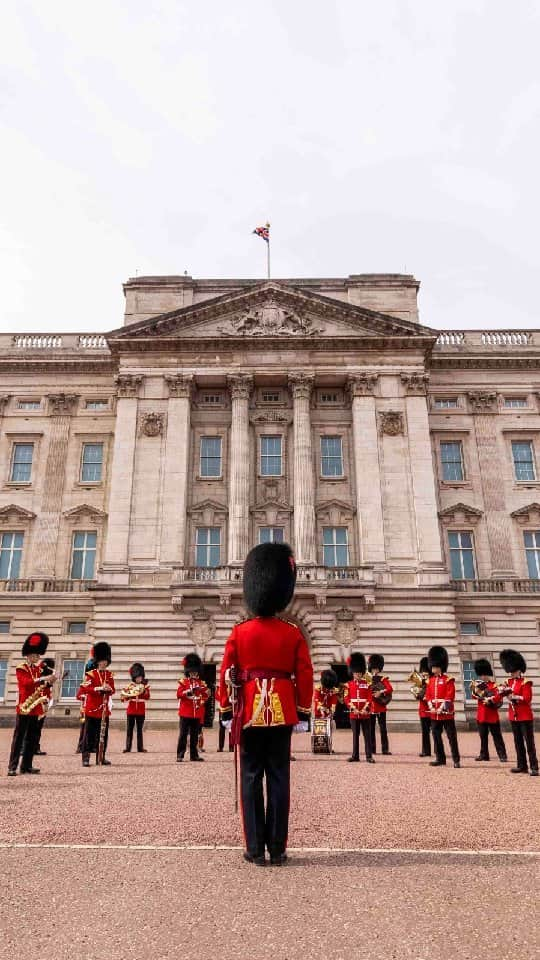 クラレンス邸のインスタグラム：「There was some special music at today's Changing the Guard...  Wishing the very best of luck to the @Lionesses in the #WEURO22 final tomorrow! 🤞」