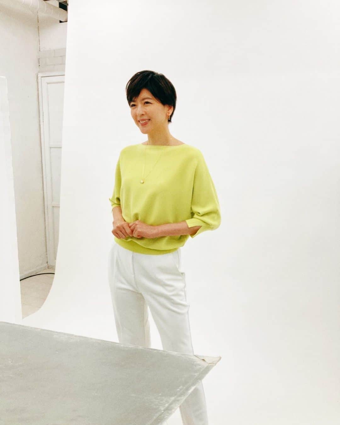 中山忍さんのインスタグラム写真 - (中山忍Instagram)「好きなタイプ❤️  発色の良いグリーン シンプルかつ ラインがきれいで お袖が可愛い💕 好きなタイプのニットでした！  #ある日の撮影風景」7月31日 8時29分 - _shinobu_nakayama_