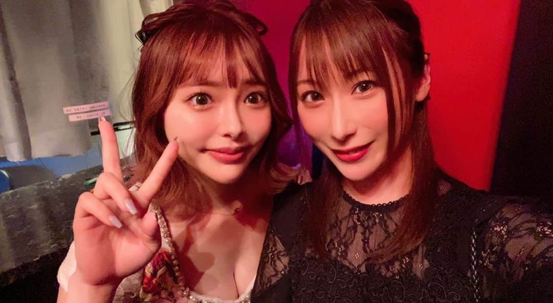 橋本れいかのインスタグラム：「. 先日レッドドラゴンで小倉由菜ちゃんの来店イベントがありましたぁ🍸❤️❤️  おぐゆなちゃんとは、スカパーアダルト放送大賞の女優賞にお互いノミネートしていただいた時に何度かお会いさせていただいて、その時ぶりにお会いできて嬉しかったです😭✨  安定にかわいくて、わたしの推し！！  また会えたらいいなぁ(´；ω；`)♡♡  ୨୧┈┈┈┈┈┈┈┈┈┈┈┈┈┈୨୧  Twitter新しくなりました ↪︎ reikasensei1023  よろしくお願いします♡  #橋本れいか #れいか先生 #レッドドラゴン #RedDragon #六本木 #キャバクラ #ドレス #ただいま #フォローしてね ♡♡ #小倉由菜 #おぐゆな ちゃん♡♡♡」