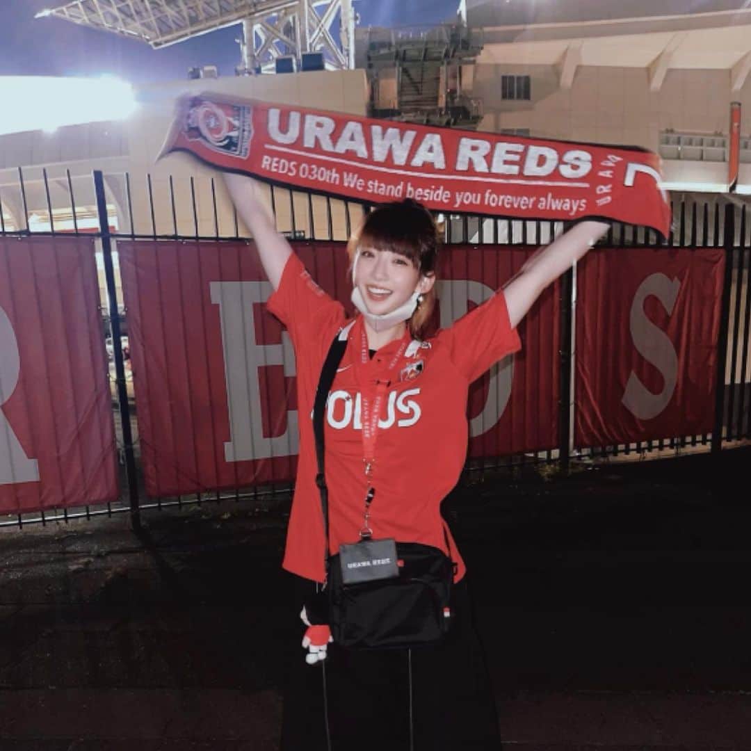 荻野由佳のインスタグラム：「家族がみんな昔から浦和レッズ大好きで その影響で本当に最近の今月からなのですが応援にいかせてもらい、 とても楽しくて、今日で3回目の観戦でした最高でした！ 次はいつ応援に行けるかな…！！！😆😆⚽️  #urawareds」