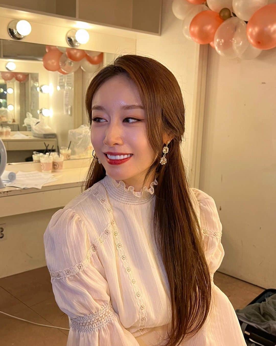 ジヨン のインスタグラム：「데뷔 후 첫 단독 팬미팅✨ 그리웠던 무대에서 만나 정말 행복한 시간이었어요.  마지막 곡엔 울지않으려 꾹꾹 참느라 힘들었네요🥹 그대들 또 하나의 추억을 함께 해줘서 고마워요❤️🙇‍♀️」