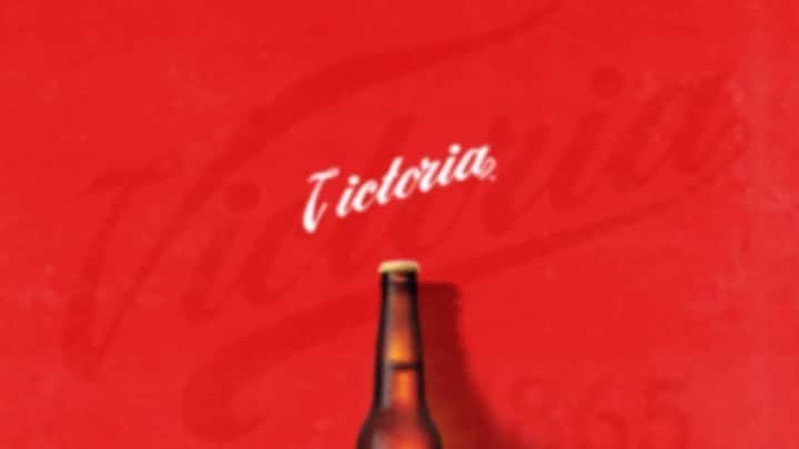 のインスタグラム：「¡Hoy es la fiesta más grande del verano! ¡Invita a tus amigos, toma una Victoria, sientate cómodo y disfruta #SummerSlam! @cervezavictoriausa」
