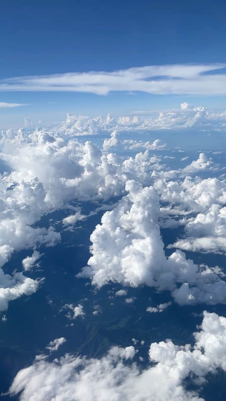青山恵梨子のインスタグラム：「✈︎ ✈︎ ✈︎ 癒し癒され動画☁️  Tokyo ✈︎ Hiroshima  #sky #earth #blue #summer #clouds  #空 #雲 #夏 #夏空 #飛行機」
