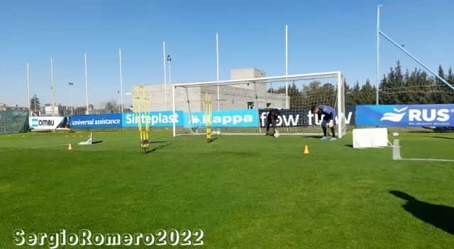 セルヒオ・ロメロのインスタグラム：「Gracias a ustedes: LUIS GARCIA, @pablocapu @walterinsaurralde79 @drmartinezdeportologia @davidrabellino @afaseleccion @racingclub @santillanale1 por todo su profesionalismo y apoyo en estos 4 meses de duro trabajo, gracias por ayudarme a volver de esta manera, listo para una nueva aventura!!! GRACIAS a vos Dr CUGAT y a todo el personal de @institutocugat por el trabajo realizado, por su acompañamiento y profesionalismo! Gracias a vos mi vida @elianaguercio12 por bancarte todas en este tiempo, desde hacerme de chofer todos los días hasta alcanzarme el hielo a cada rato y bancarte la casa sola sin q te pueda ayudar,(total es fácil con 3 nenas y un bebé recién nacido😅) sos una leona, una madre, una mujer, una esposa, lo sos TODO para nosotros, TE AMO, TE AMAMOS MUCHO REINA💙💙💙💙💙🥰🥰🥰🥰🥰!!! No me olvido de la ayuda de cada una de ustedes, que aunque sean chiquitas estuvieron a mi lado en cada momento tratando de q no me falte nada: JAZ, CHLO, MEGHI Papá LAS AMA MUCHO mis loquitas 💙💙💙🥰🥰🥰!!!! Y a vos LUQUI mi loquito, gracias por sacarme las mejores sonrisas en cada momento, TE AMO LOQUITO💙🥰!!! Así q acá vamos nuevamente atrás de una nueva aventura con mucha ilusión y por sobre todo con mucho corazón y profesionalismo.  I am ready!」