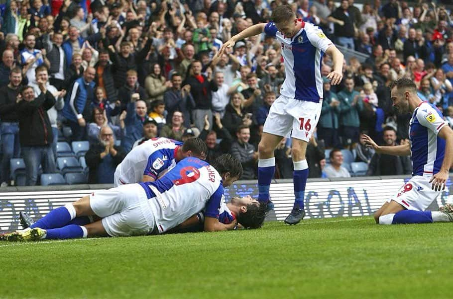 サム・ギャラガーのインスタグラム：「A massive team effort topped off with an unreal strike from the skip @1ltrav . Great way to start the season in front of the home fans 👏🏼💙」