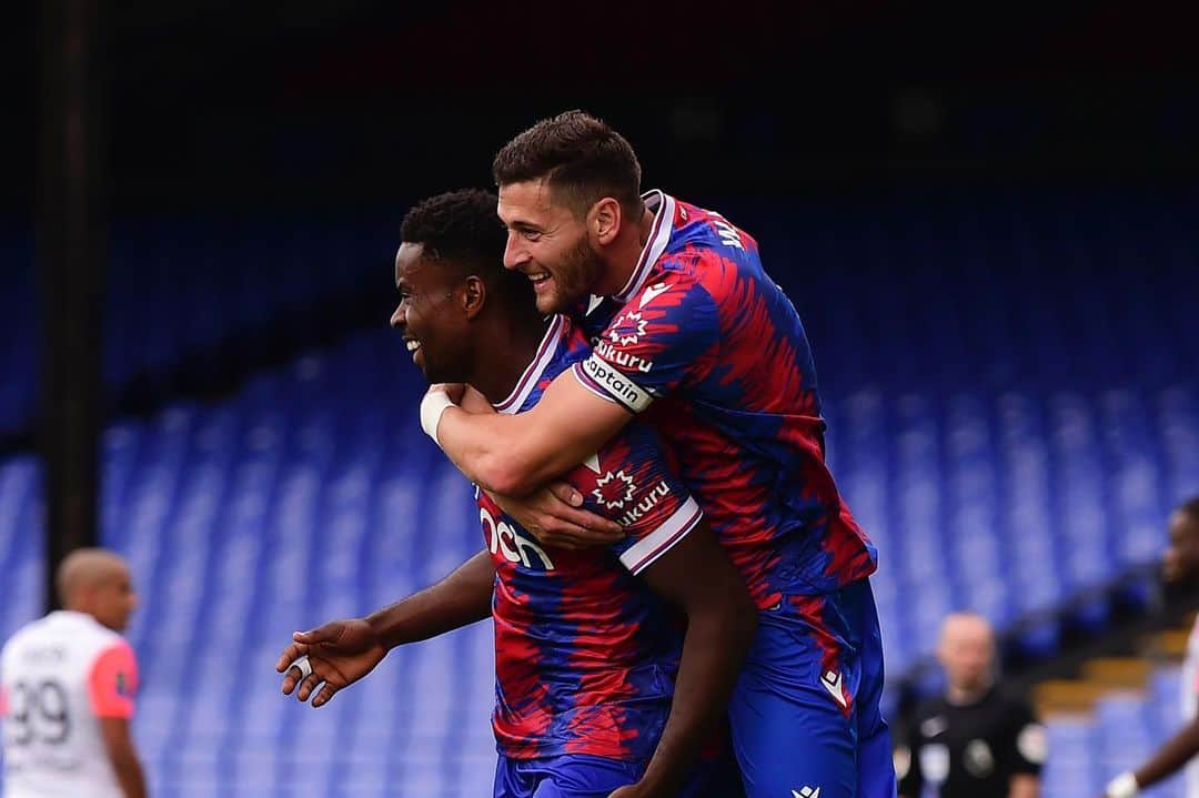 のインスタグラム：「Another preseason ticked off, onto next week 🔴🔵 @cpfc Let’s Go」