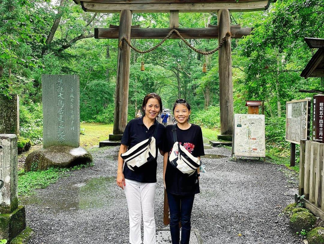 萩谷楓さんのインスタグラム写真 - (萩谷楓Instagram)「・ 神々に見放されませぬようお参りに行ってきますた。 杉の木のようにまっすぐ育ちたい人生でした。途中からめっさ雨降って来たんやけども。   #戸隠神社  #パワースポット  #全身でパワー浴びるスタイル」7月31日 6時40分 - hagichan1010