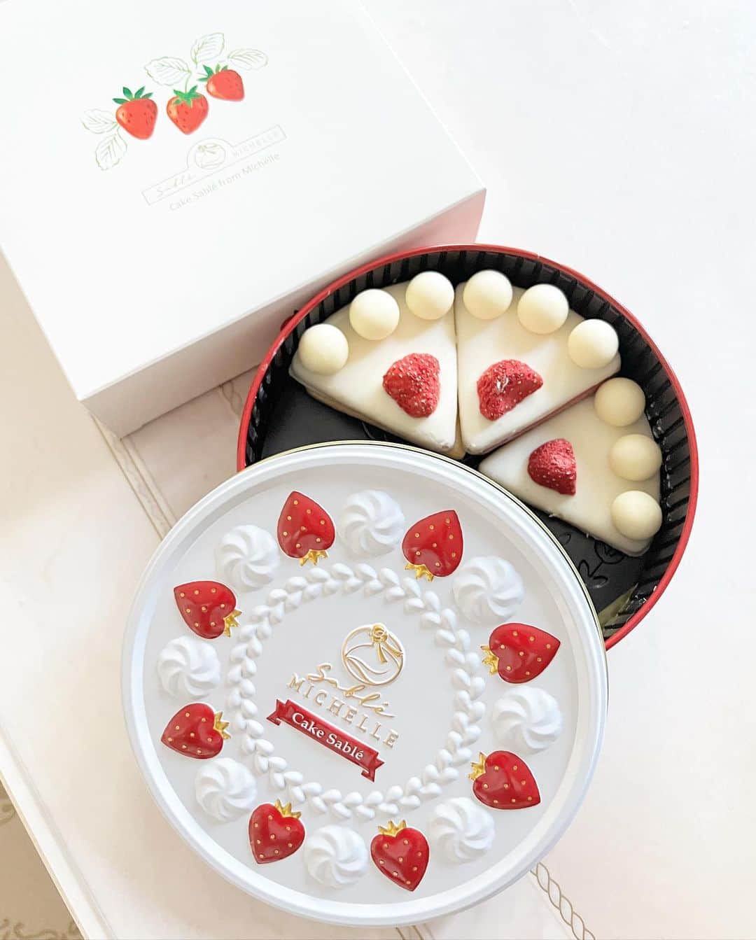 のインスタグラム：「美味しすぎてこればっかり食べてる😹一番好きなお菓子！  貴腐ワインと合う！ ホワイトチョコ＆クッキー好きにたまらん  かわいくて　ちょっとしたお祝いにも喜ばれそう🎂」
