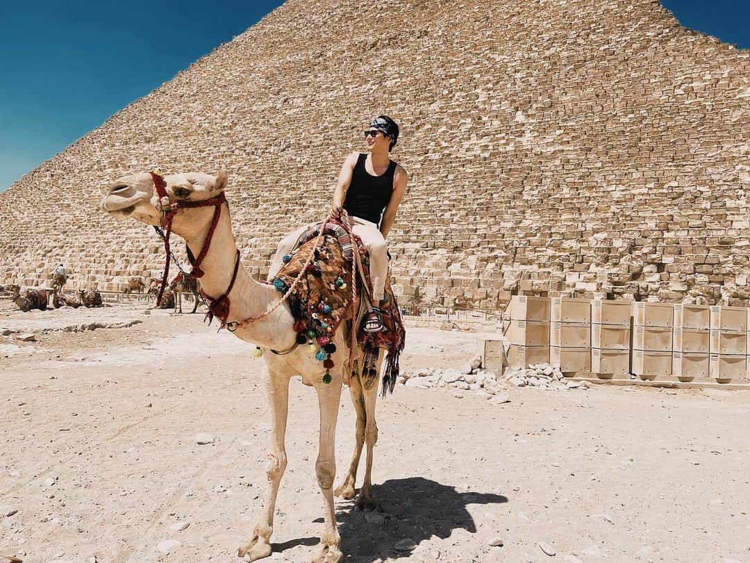 鈴木貴之のインスタグラム：「☑️Riding a camel in front of the pyramids 🐫 ☀️🇪🇬 結局のところラクダが1番オシャレしてた。 #catchmeifyoucan  #cairo #egypt #sphynx #pyramids」