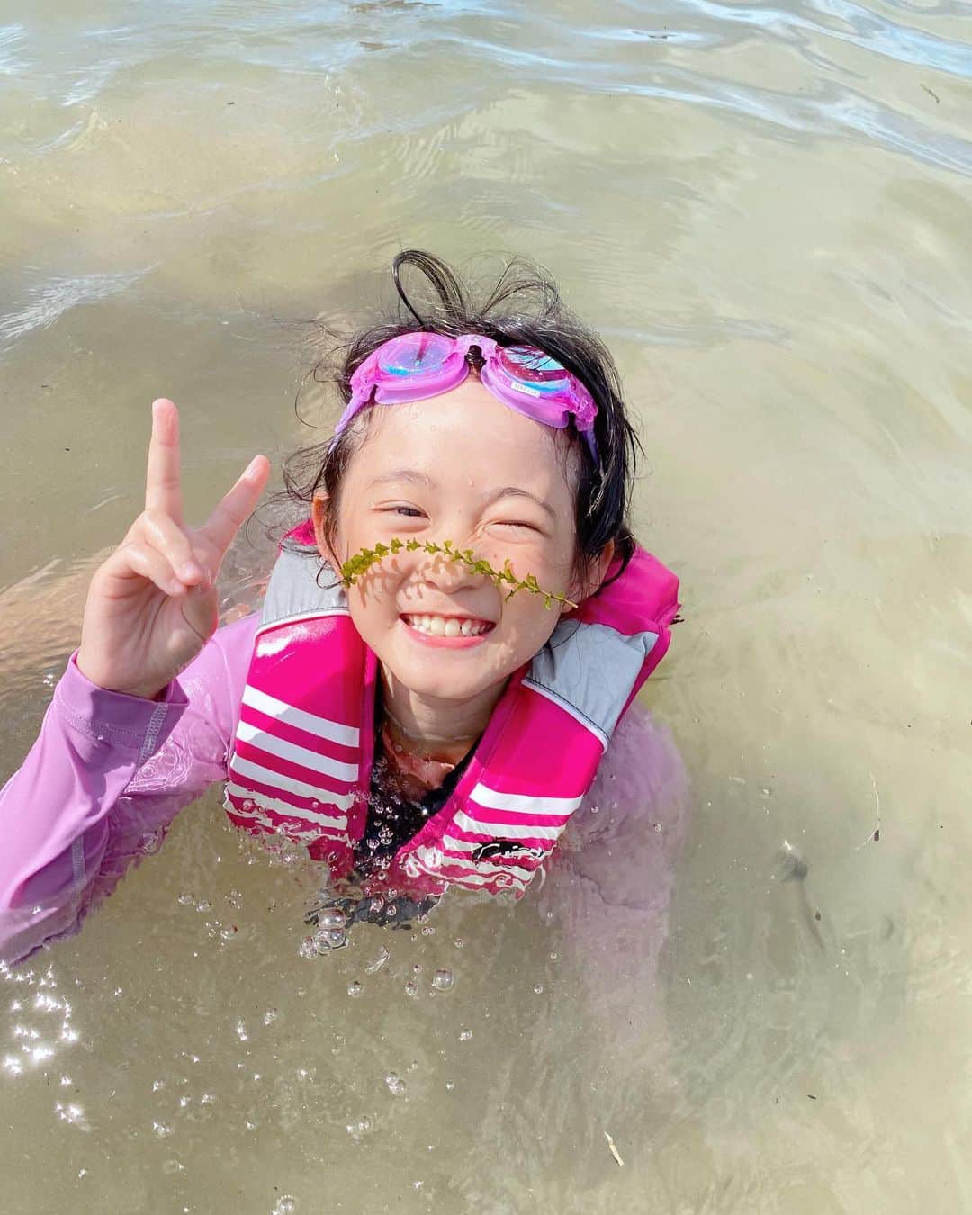 のインスタグラム：「* ◇2922.7.31 • 暑すぎてお友達と琵琶湖へ どこまでいっても遠浅でむっちゃよかったー 2人でシジミ&タシニを潜って取りまくり🏊‍♀️ ほぼ5時間遊び続けて真っ黒になりました。笑 で、先週に引き続き2回目のお泊まりして、 思いっきり夜更かしして、ゆっくり起きて、また今日もプールで遊ぶ。 どんだけ元気なん？笑 行きに通ったヒマワリ畑にもまた行きたいなー🌻 • #琵琶湖#宮ヶ浜#夏休み」