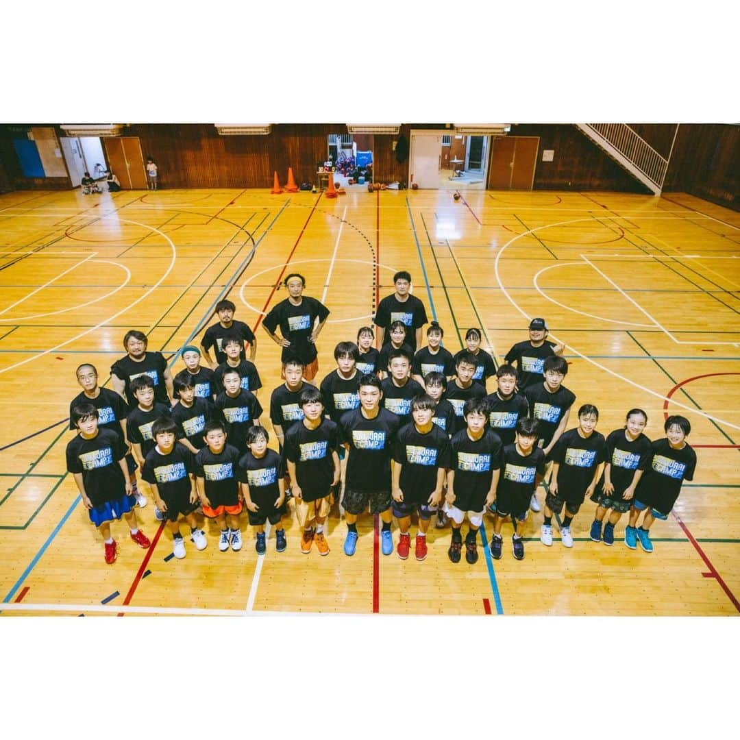 石井講祐のインスタグラム：「🏀 SAMURAICAMP2022🏀 　7.24 @八潮市立潮止中学校 みんな積極的性を持って取り組んでくれました！ とにかく主体性を持って、自分から学んでいろんな事を吸収していって欲しいです^_^応援してます👍 参加いただいた皆さん、協力いただいた皆さんありがとうございました😊 📸　@moto_graphys  👕　@b_funabashi  👟　@asics_japan  🤝　@t_denda @yukinobu0825 @nextlevel_basketball_  #サムライキャンプ #SAMURAICAMP #石井講祐  #シュート力アップ」