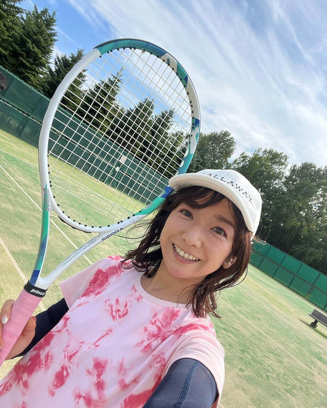 佐藤彩のインスタグラム：「テニス🎾 外では初めて！！  ひとつ目標達成しました🤗  暑かったけど、良い汗かいて充実感いっぱい😆✨ 楽しかったぁ！！ ビールがより美味しい夜になりそうです🍺  #テニス #🎾 #初めての外 #サーブ #練習頑張ります #札幌 #最高気温 #32.9℃ #暑かった #皆さん体調崩さないようお気をつけください」