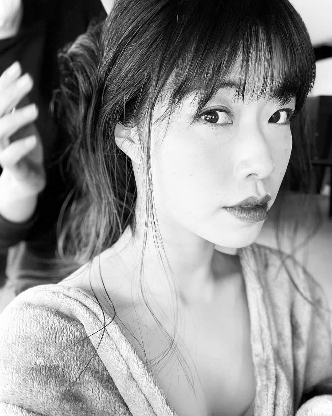 のインスタグラム：「明日発売の『週刊現代』さんに珍しく袋にとじられて無い私が載ります（袋にとじなくて大丈夫かな、笑） そして嬉しい事に…デジタル写真集も同時配信です！！👏🏻 完全撮り下ろしです ☺︎よろしくね👠💄 #週刊現代 さん #gravure #gravureidol #グラドル #sexy #japanesegirl #asiangirl #デジタル写真集 #講談社 さん #sexyphotography」