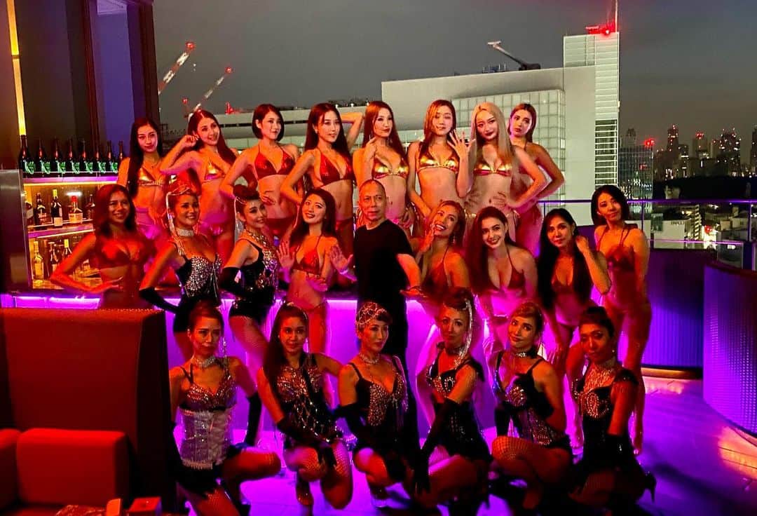 CYBERJAPAN Staffのインスタグラム：「百花繚乱🌹✨ 晴天の熱いルーフトップテラスにて、 SUPER BIKINI NIGHT @celavitokyo 無事終了❣️ DJの皆様はじめ、この日のために集まってくれたレジェンドの皆様、現役BIKINI ガールズの皆様、そしてスタッフの皆様、何よりこの夜のために集まってくださったオーディエンスの皆様、ありがとうございました!  素晴らしい夜景🌃と、素敵な音♫と、とにかく最高シチュエーションで盛り上がって楽しかったです！ #cyberjapan #cyberjapandancers #サイバージャパン #サイバージャパンダンサーズ #ビキニナイト #bikininight」