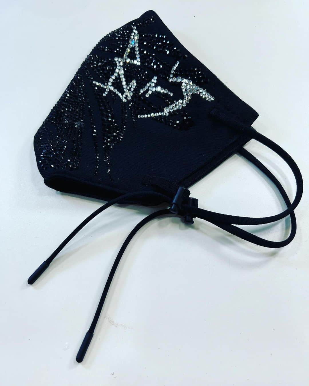 のインスタグラム：「#🎸   そろそろだ♪  7/31sun.  Zepp Diver City DAY2  BUCK-TICK TOUR 2022  FISH TANK ✖️ LOVE & MEDIA PORTABLE ONLY LIVE  #zeppdivercity  #櫻井敦司 #ヤガミトール #樋口豊 #星野英彦 #今井寿 #imaihisashi #guitar #bucktick #bt #peace #✌🏻 #🌈🌈🌈🌈🌈🌈🌈 #アブラカダブラ #ABRACADABRA #🔮🙏🏻 #御守り」