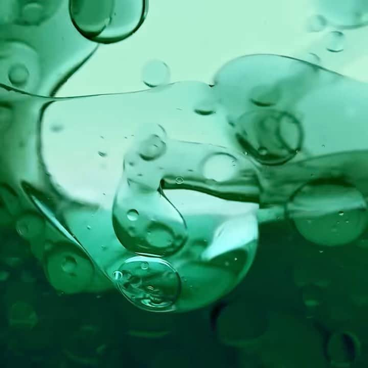 ドゥラメールのインスタグラム：「Micro drops, macro skin refinement. Reveal the beauty beneath with the latest innovation from La Mer.」