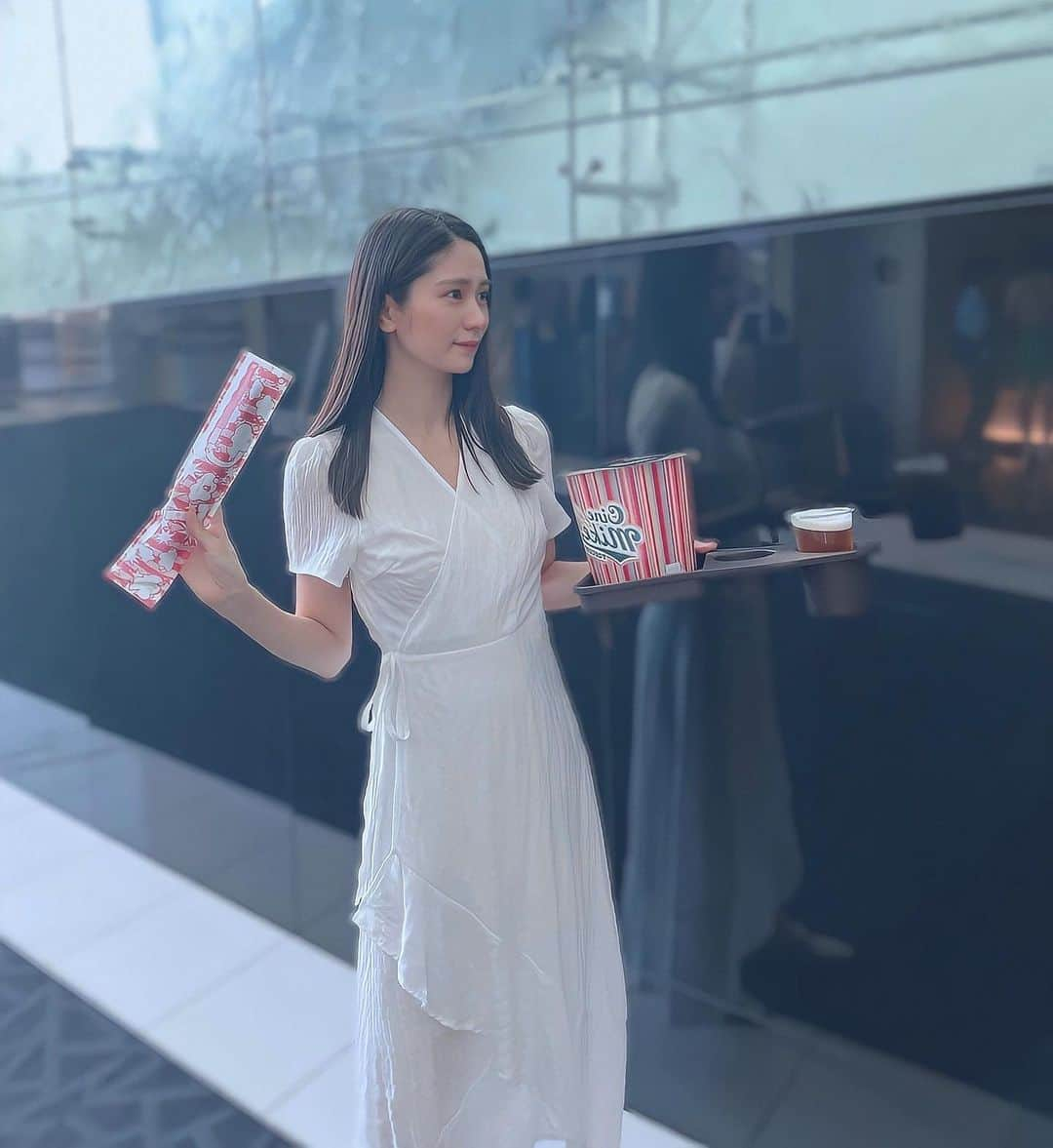 高瀬友規奈のインスタグラム：「Popcorn and a churro in both hands can easily tell how much I’m excited to see a movie for the first time in forever!🍿 ・ ・ ・ 久しぶりの映画館にテンション上がってポップコーンとチュロス欲張る。」